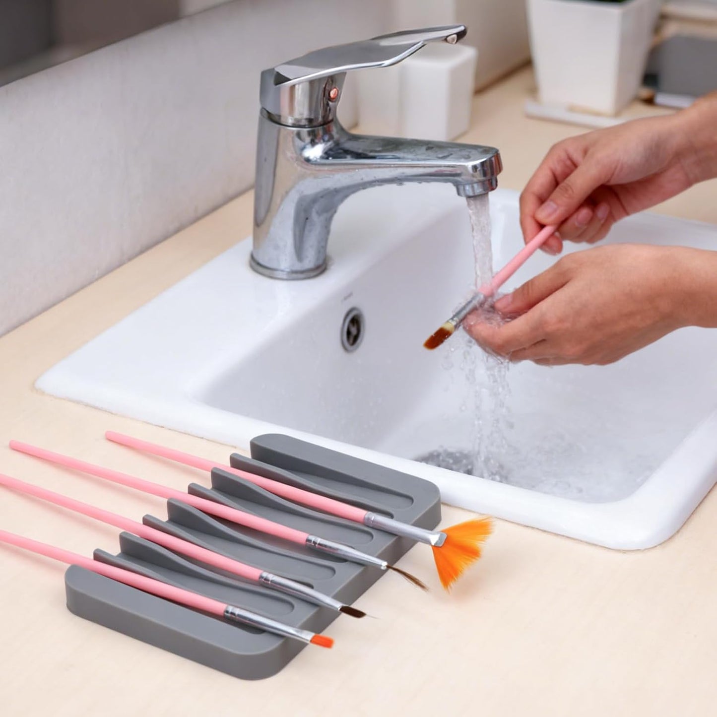 Penitue 2pcs Paint Brush Holder, Silicone Washable Paintbrush Organizer Stand with 8 Slots Brush Rinse Cleaner for Oil Acrylic Watercolor Painting (Gray, White)