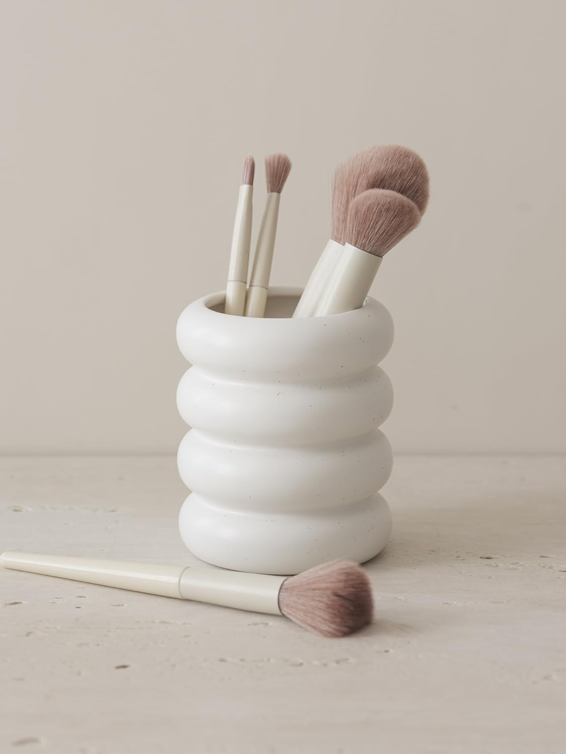 WENSHUO Chubby Pen Holder, Makeup Brush Organizer, Modern and Minimalistic, Ceramic Desk Accessories (Matte Crème)