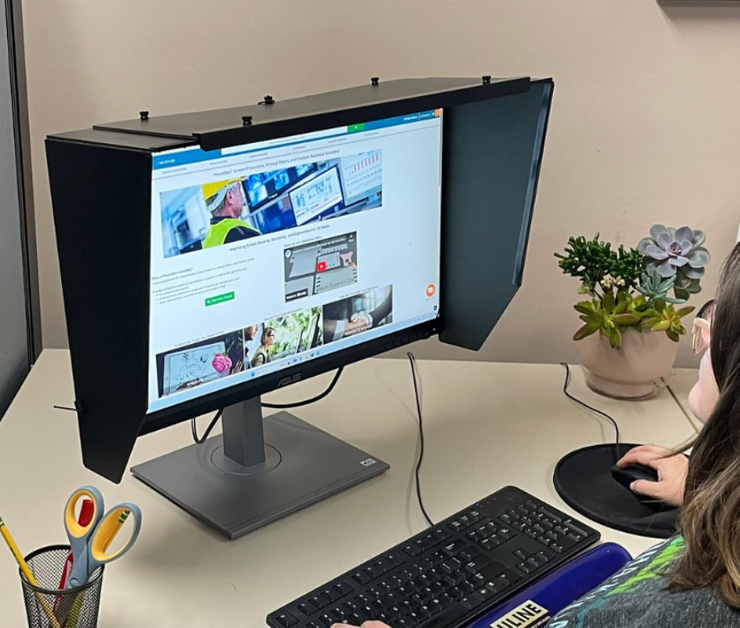 20–24.9" Wide Adjustable Monitor Hood - Enhances Privacy & Reduces Glare, Light Blocking Screen Shade for Office, Photo Editing & Gaming (Measured by Width, Not Diagonal)