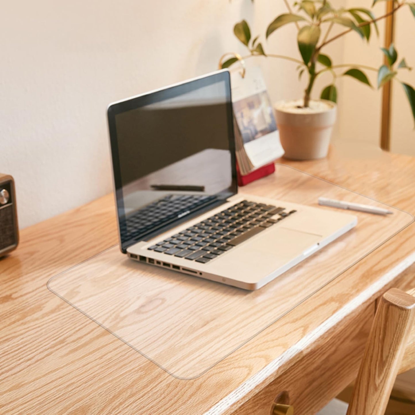 Clear Desk Mat, Non-Slip PVC Desk Protector Mat with Round Edge, Heat Resistant & Waterproof Clear Desk Writing Mat for Home and Office (23.6"*15.7")