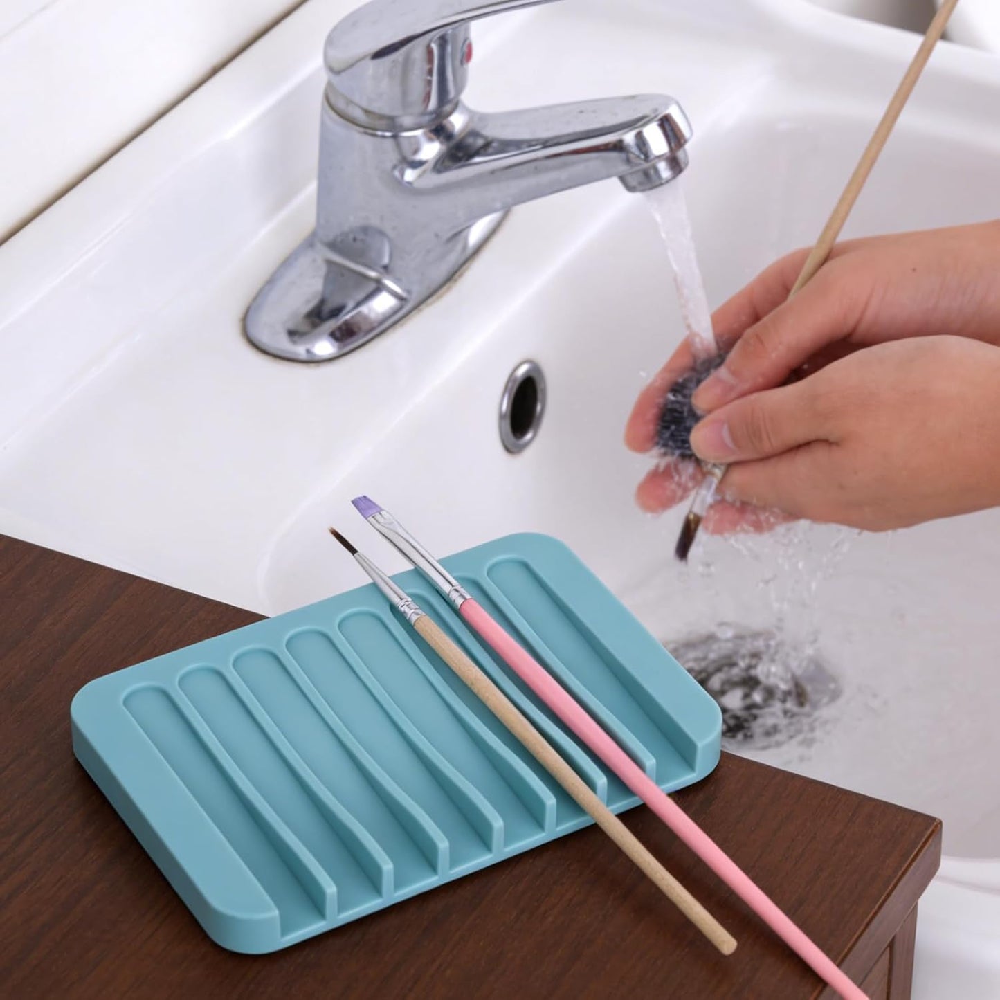 Penitue 2pcs Paint Brush Holders, Silicone Washable Paint Brush Organizer Stand with 8 Slots Paintbrush Rinse Holder for Oil Acrylic Watercolor Painting (Transparent & Blue)